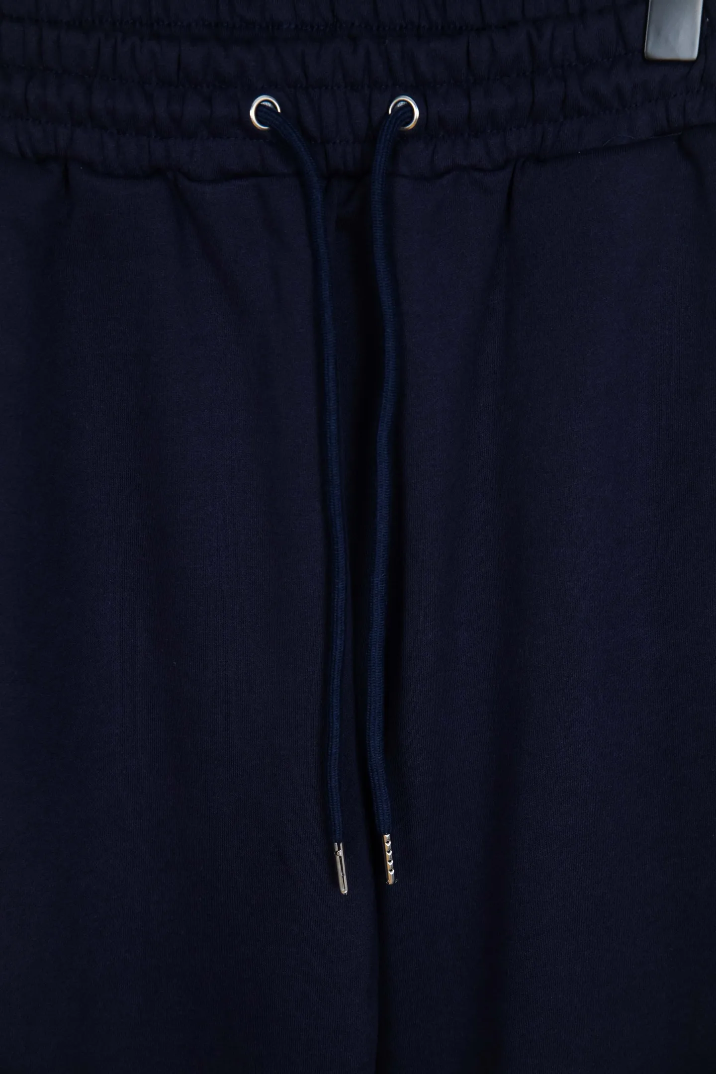 🅿️200 Style No.: M211 Ralph Lauren Ralph Lauren suit sweatpants. Pure cotton treated with anti-static technology. Does not stain dust and has no loose hair. The elastic waist is used with a drawstring. Very body-friendly. The cotton is comfortable and soft. The upper body is casual and free. Regular beveled double pockets on both sides. The white brand logo on the left trouser leg collides with the black of the trousers. Although it is small, it is quite recognizable. The brand adds a young and fashionable atmosphere to the original sense of luxury. It can be called a cold-proof weapon. A simple base layer is enough to resist the severe cold, making it more fluffy and warm. Color: Gray, Black, Navy SIZE: S-XL